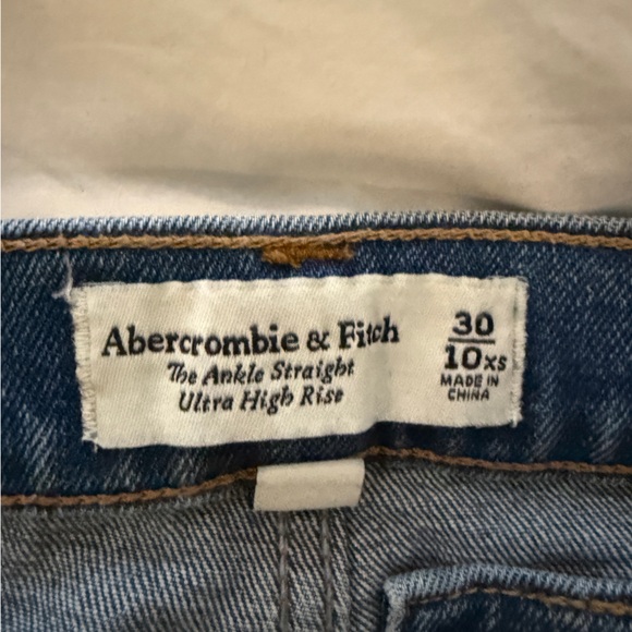 Abercrombie women’s jeans - Picture 2 of 2